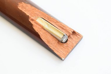 Kırık ahşap akustik gitarın beyaz arka planda izole edilmiş parçası