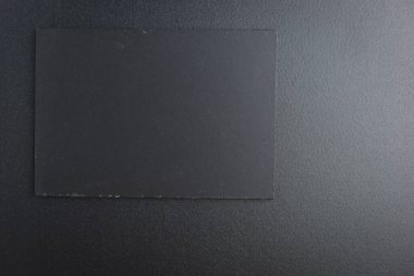 Parlak siyah arkaplanda boş siyah defter