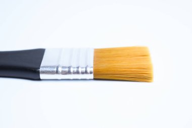 Beyaz arkaplanda izole edilmiş tek bir boya fırçası, sanat çalışması için nesne