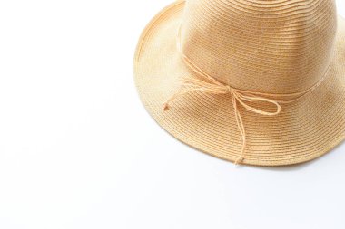 Kahverengi şapka beyaz arka planda izole, eski kumaş tarzı