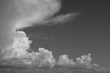 Siyah ve beyaz görüntü, yağmurlu bir günde bulutlu gökyüzü