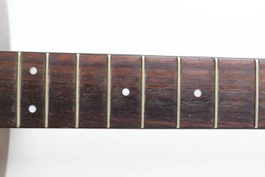 Kahverengi ahşap akustik gitarın beyaz arka planda izole edilmiş kısmı