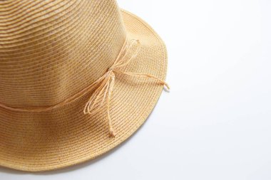 Kahverengi şapka beyaz arka planda izole, eski kumaş tarzı