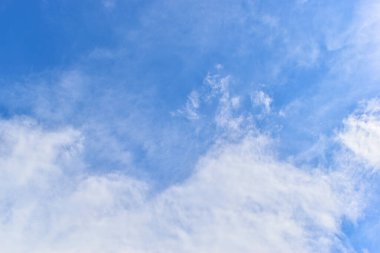 güzel mavi gökyüzü ve beyaz kabarık bulutlar sabah güneş doğarken, doğal arka plan