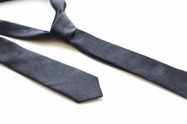 Siyah kravat beyaz arka planda izole edilmiş, Babalar Günü konsepti ve iş stili