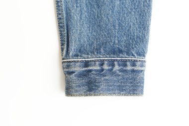 Beyaz arka planda izole edilmiş mavi kot gömlek desenli kollar, kot moda tarzı.