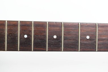 Kahverengi ahşap akustik gitarın beyaz arka planda izole edilmiş kısmı