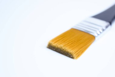 Beyaz arkaplanda izole edilmiş tek bir boya fırçası, sanat çalışması için nesne