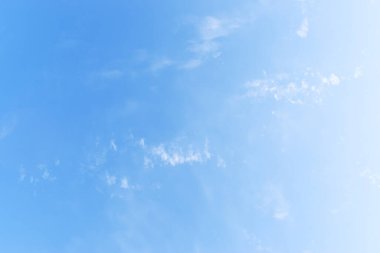 güzel mavi gökyüzü ve beyaz kabarık bulutlar sabah güneş doğarken, doğal arka plan