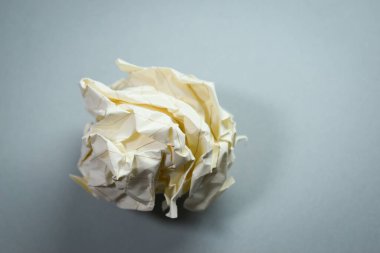 Gri arkaplan üzerine yuvarlak yumru kağıt, kullanılan kağıt geri dönüşümü