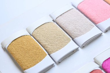 Giyim endüstrisinin renkli kumaş tekstilinin renk tonundan örnekler