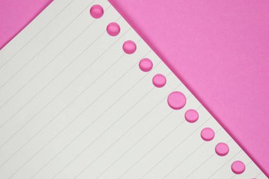 Pembe arka planda çizgi kağıt dokusu, boş sayfa defteri