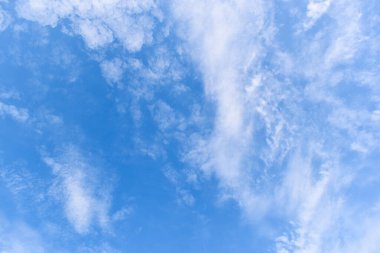 güzel mavi gökyüzü ve beyaz kabarık bulutlar sabah güneş doğarken, doğal arka plan