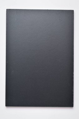 Beyaz zemin üzerine boş siyah defter