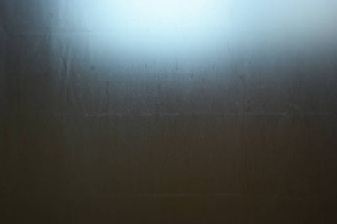 Banyoda plastik perde dokusu, korkunç bir sahne.