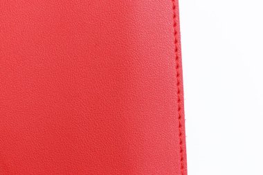 Beyaz arkaplanda izole edilmiş parlak kırmızı deri dokusu