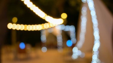 Lokantanın neon ışıkları, bulanık gece kulübü arka planı.