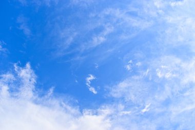 güzel mavi gökyüzü ve beyaz kabarık bulutlar sabah güneş doğarken, doğal arka plan