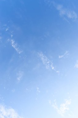 güzel mavi gökyüzü ve beyaz kabarık bulutlar sabah güneş doğarken, doğal arka plan