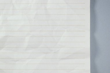 Gri arkaplanda buruşuk çizgi kağıt dokusu, boş sayfa defteri