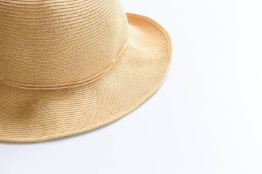 Kahverengi şapka beyaz arka planda izole, eski kumaş tarzı