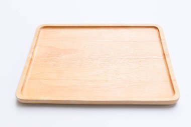 Beyaz arka plan üzerinde izole kahverengi ahşap tepsi