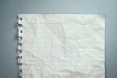 Gri arkaplanda buruşuk çizgi kağıt dokusu, boş sayfa defteri