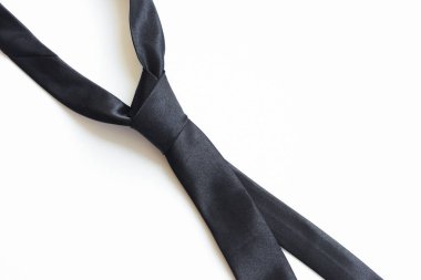 Siyah kravat beyaz arka planda izole edilmiş, Babalar Günü konsepti ve iş stili