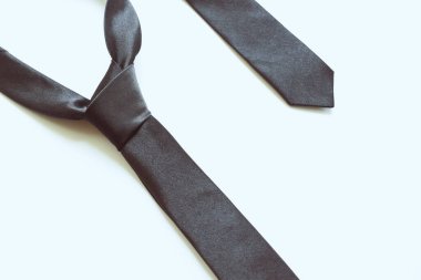 Siyah kravat beyaz arka planda izole edilmiş, Babalar Günü konsepti ve iş stili
