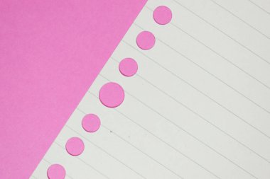 Pembe arka planda çizgi kağıt dokusu, boş sayfa defteri