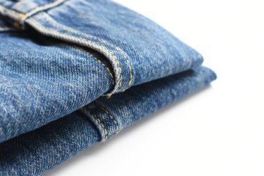 Beyaz arka planda izole edilmiş mavi kot kumaşı, kot tarzı.