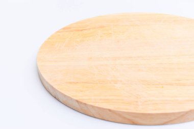 Kahverengi tahta küre kesme tahtası beyaz arkaplanda izole edildi