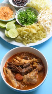 Kuzey Tayland köri soslu vermicelli pirinç.