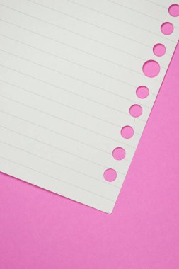 Pembe arka planda çizgi kağıt dokusu, boş sayfa defteri
