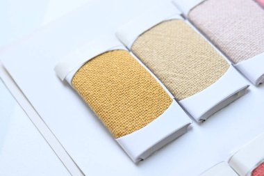 Giyim endüstrisinin renkli kumaş tekstilinin renk tonundan örnekler