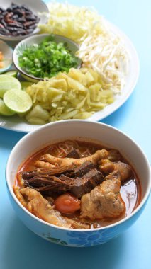 Kuzey Tayland köri soslu vermicelli pirinç.