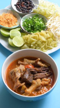 Kuzey Tayland köri soslu vermicelli pirinç.