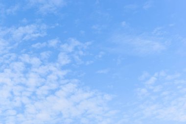 güzel mavi gökyüzü ve beyaz kabarık bulutlar sabah güneş doğarken, doğal arka plan