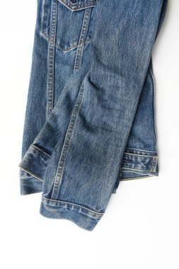 Beyaz arka planda izole edilmiş mavi kot gömlek deseni, kot tarzı.