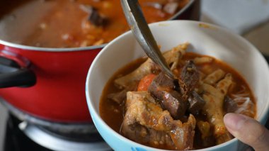Kuzey Tayland köri soslu pirinç vermicelli.