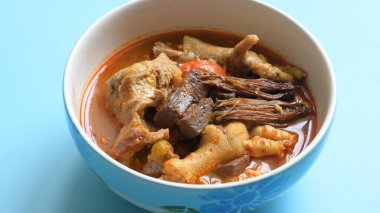 Kuzey Tayland köri soslu vermicelli pirinç.