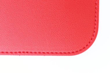 Beyaz arkaplanda izole edilmiş parlak kırmızı deri dokusu