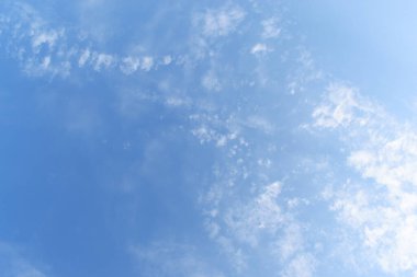 güzel mavi gökyüzü ve beyaz kabarık bulutlar sabah güneş doğarken, doğal arka plan