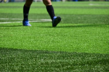 Yeşil çimlerde futbol eğitimi suni