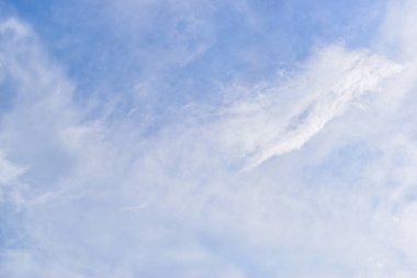 güzel mavi gökyüzü ve beyaz kabarık bulutlar sabah güneş doğarken, doğal arka plan