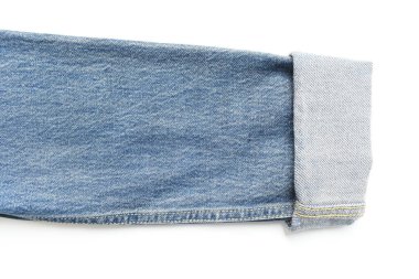 Beyaz arka planda izole edilmiş mavi kot gömlek desenli kollarını sıvayın, kot tarzı.