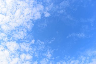 güzel mavi gökyüzü ve beyaz kabarık bulutlar sabah güneş doğarken, doğal arka plan