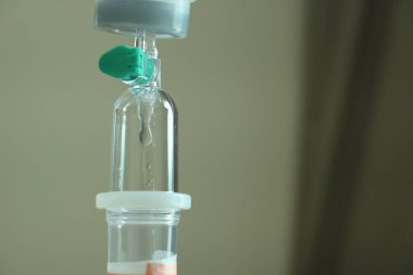 Hastanede hasta ve infüzyon pompası için tuz çözeltisi damlası, ilaç ekipmanlarını kapatın