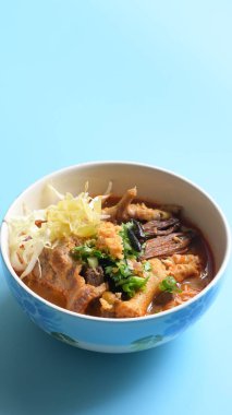 Kuzey Tayland köri soslu vermicelli pirinç.