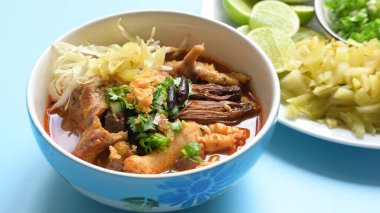 Kuzey Tayland köri soslu vermicelli pirinç.